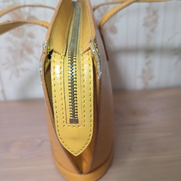 Louis Vuitton Yellow Epi Leather Tote Bag With Lock And Key - Picture 16 of 16